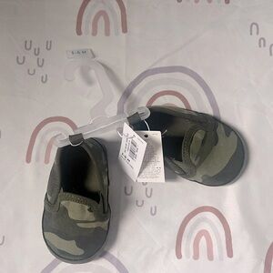 New Old Navy NWT Baby Camouflage slip on shoes 3-6 months army green